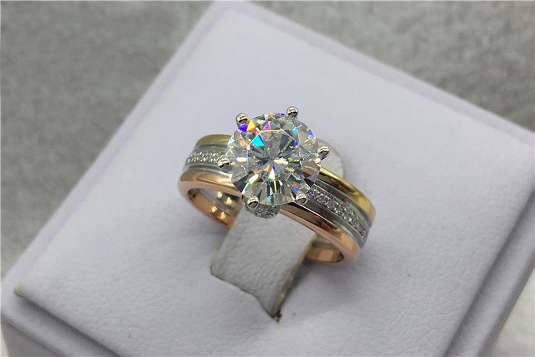 Custom Solid 18K Au750 Yellow  - Moissanite Ring recension och pris